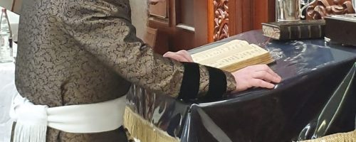 האדמו"ר מקרעטשניף בקרית גת מתפלל מתוך הסידור העתיק