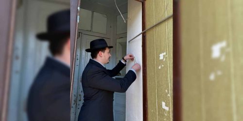 קביעת המזוזה   צילום: מבשר טוב