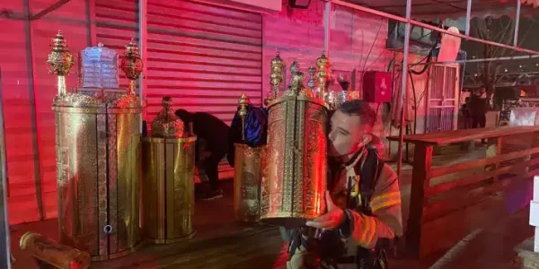 ספרי התורה שניצלו מבית הכנסת  צילום: דוברות כבאות