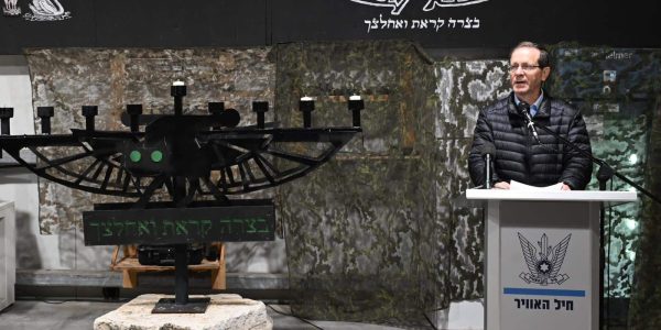 הרצוג בהדלקת נר חנוכה עם לוחמי 669   צילום: חיים צח/לע"מ