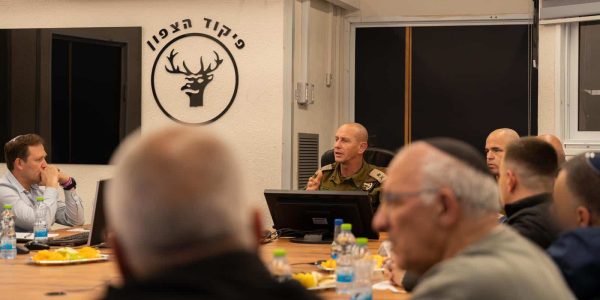 האלוף מילוא עם ראשי הרשויות   צילום: דו"צ