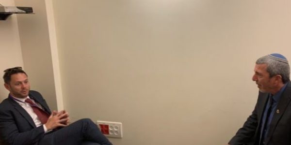 השר לעניני ירושלים רפי פרץ בפגישה עם שגריר בריטניה בישראל // צילום: דוברות המשרד