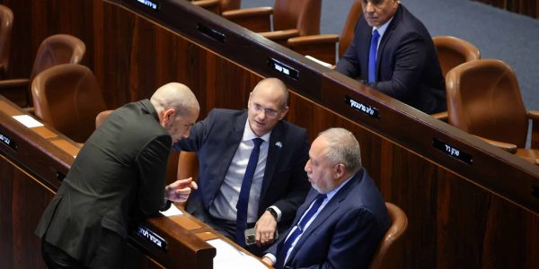 יו"ר הקואליציה אופיר כץ עם ליברמן ופורר. צילום: נועם מושקוביץ/דוברות הכנסת