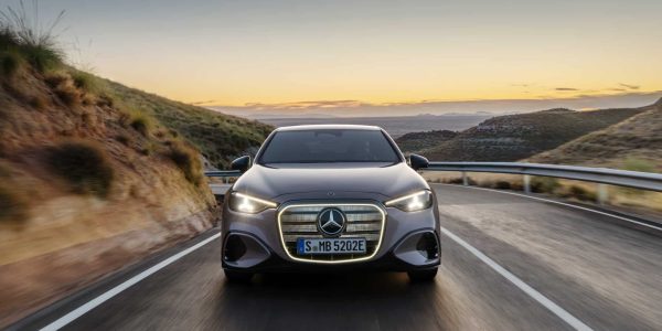 Der neue Mercedes-Benz C 400 4MATIC elektrisch. Mercedes-Benz C 400 4MATIC elektrisch | Energieverbrauch kombiniert:18,5-14,1 kWh / 100 km | CO2-Emissionen kombiniert: 0 g/km | CO2-Klasse: A Exterieur: AMG Line Plus; lavender silver;Mercedes-Benz C 400 4MATIC elektrisch | Energieverbrauch kombiniert: 18,5-14,1 kWh / 100 km | CO2-Emissionen kombiniert: 0 g/km | CO2-Klasse: A*The all-new Mercedes-Benz C 400 4MATIC electric. Mercedes-Benz C 400 4MATIC electric | Combined energy consumption:18.5–14.1 kWh/100 km | Combined CO₂ emissions: 0 g/km | CO₂ class: A Exterior: AMG Line Plus; lavender silver;Mercedes-Benz C 400 4MATIC electric | Combined energy consumption: 18.5–14.1 kWh/100 km | Combined CO₂ emissions: 0 g/km | CO₂ class: A*