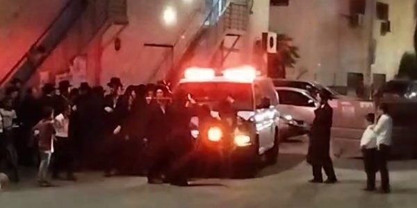 מביש: מפגינים חסמו אמבולנס בדרכו לבית החולים • צפו