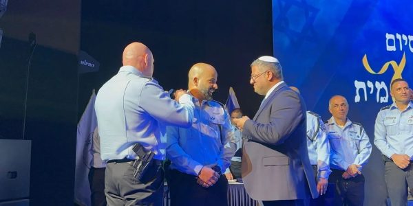 השר בן גביר וניצב אבשלום פלד מעניקים את דרגות סנ"צ לרפ"ק מאיר סוויסה. צילום: דוברות