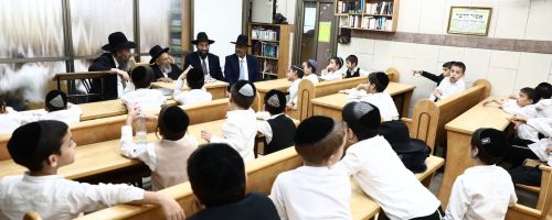 התלמידים אצל הגר"ש בעדני// צילום: יעקב כהן