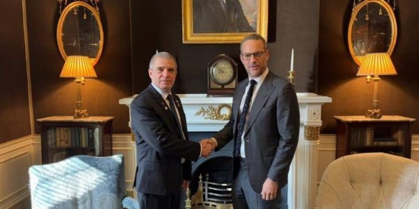 שליח טראמפ לענייני שבויים, אדם בוהלר, עם גל הירש מתאם השו"ן במשרד ראש הממשלה. צילום: לע"מ