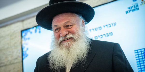 Incoming minister of Housing and Construction Yitzhak Goldknopf at a replacing ceremony of outgoing minister of Housing Zeev Elkin, at the Housing Ministry in Jerusalem on January 01, 2023. Photo by Yonatan Sindel/Flash90 *** Local Caption *** משרד השיכון
זאב אלקין
יצחק גולדקנופף
חילופי שרים
טקס
השיכון והבינוי