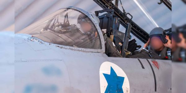 טייסים בדרך לתקיפה באיראן   צילום: דו"צ