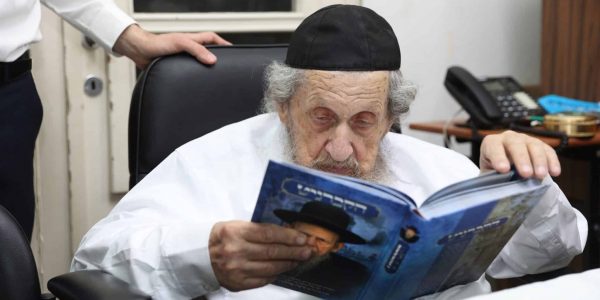 מרן הגר"ד לנדו מעיין בספר הקברניט