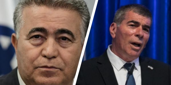 השרים גבי אשכנזי ועמיר פרץ // צילום: פלאש 90