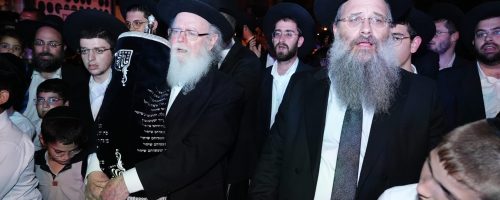 הגאון רבי אחי שלום כהן - נשיא מוסדות 'דרך אמונה' בהכנסת ספר התורה