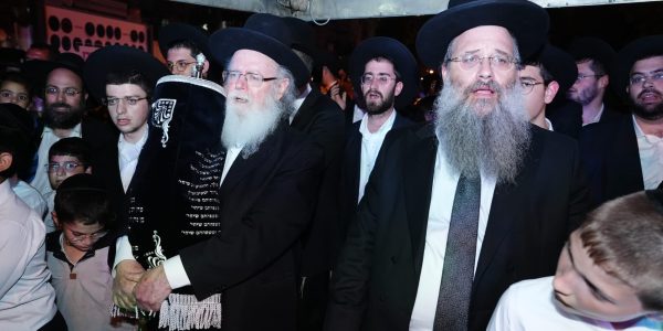 הגאון רבי אחי שלום כהן - נשיא מוסדות 'דרך אמונה' בהכנסת ספר התורה