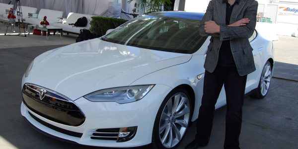 מאסק לצד רכב של טסלה. צילום: מאוריציו פסה ממילאנו, איטליה