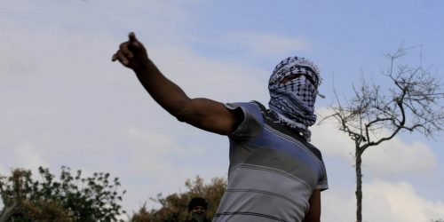 ערבי זורק אבנים. אילוסטרציה // צילום: פלאש 90