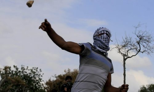 ערבי זורק אבנים. אילוסטרציה: פלאש 90