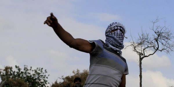 ערבי זורק אבנים. אילוסטרציה // צילום: פלאש 90