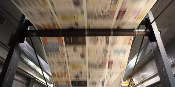 עיתון בתהליך הדפסה במפעל להדפסת עיתונים בתל יצחק. ה-18 בנובמבר, 2009. צילום: יעקב נחומיפלאש90.