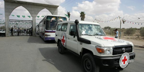 רכבי הצלב האדום במעבר רפיח. צילום: עבד רחים חטיב/פלאש 90