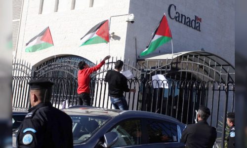 פלסטינים מפגינים מול נציגות קנדה ברמאללה צילום: עיסאם רימאווי פלאש 90