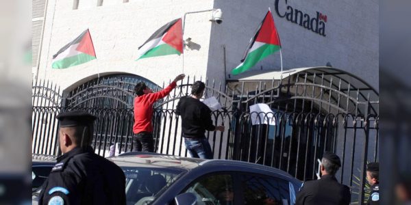 פלסטינים מפגינים מול נציגות קנדה ברמאללה צילום: עיסאם רימאווי פלאש 90