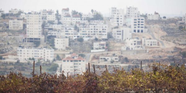 מבט על העיר רמאללה מתוך היישוב פסגות. צילום: יונתן זינדל/פלאש 90