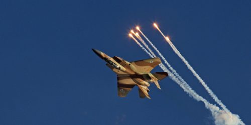 מטוס F-15 של חיל האוויר מבצע תרגיל התחמקות מירי נ"מ | צילום: Ofer Zidon/Flash90