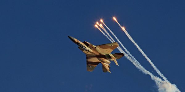 מטוס F-15 של חיל האוויר מבצע תרגיל התחמקות מירי נ"מ | צילום: Ofer Zidon/Flash90