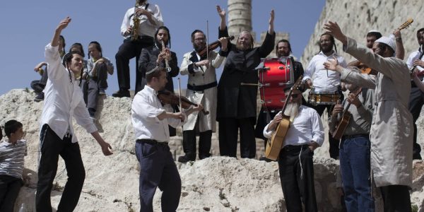 יהודים חוגגים סמוך לציון דוד המלך. צילום: יונתן זינדל/פלאש 90