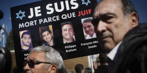 מפגן תמיכה בצרפת - יהודים מחזיקים שלט עם תמונות הרוגים באירוע טרור בפריז // צילום: מרים אלסטר / פלאש 90