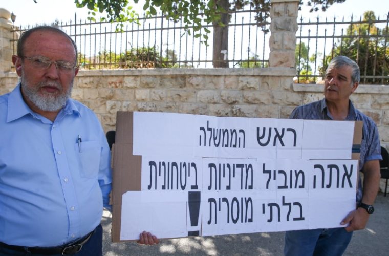 הרב אלי סדן מפגין נגד נתניהו ב2015 /// צילום:Nati Shohat/FLASH90