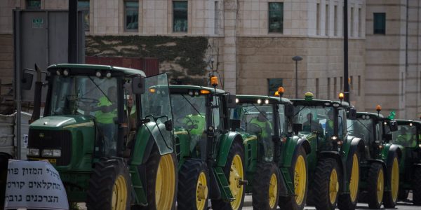 חקלאים הסיעו מאות טרקטורים לירושלים להפגין בדרישה מרוה"מ דאז להתערב במשבר בגזרת החקלאות, מול הכנסת בנובמבר 2015. צילום: הדס פרוש / Flash90