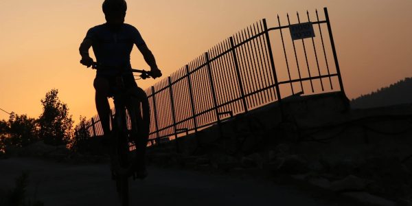 אדם רוכב על אופניו צילום: יוסי זמיר/פלאש90