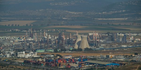 מפעלים במפרץ חיפה | צילום: aniv Nadav/Flash90