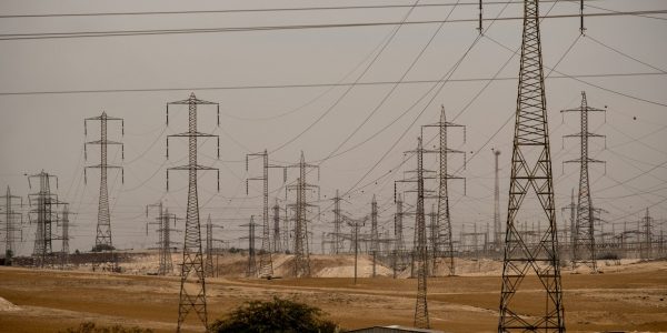 עמודי כבלי החשמל סביב תחנת הכוח ברמת חובב / צילום: Yaniv Nadav/FLASH90