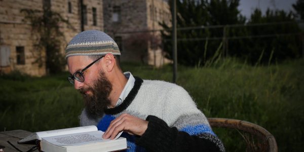 יהודי לומד תורה צילום: גרשון אלינסון/פלאש90