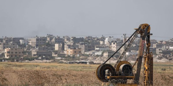 עבודה ללא הפסקה - עבודות הקמת החומה התת קרקעית | צילום: Hadas Parush/Flash90
