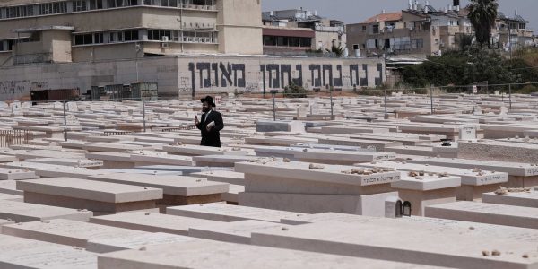 בית הקברות בבני ברק | צילום: Tomer Neuberg/Flash90