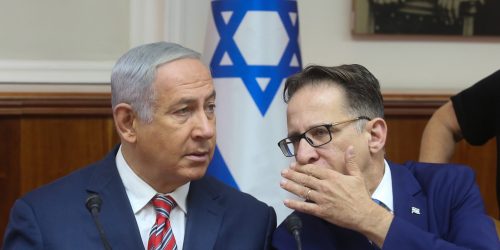 מזכיר הממשלה צחי ברוורמן וראש הממשלה נתניהו. צילום: פלאש 90