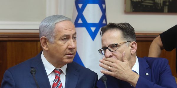 מזכיר הממשלה צחי ברוורמן וראש הממשלה נתניהו. צילום: פלאש 90