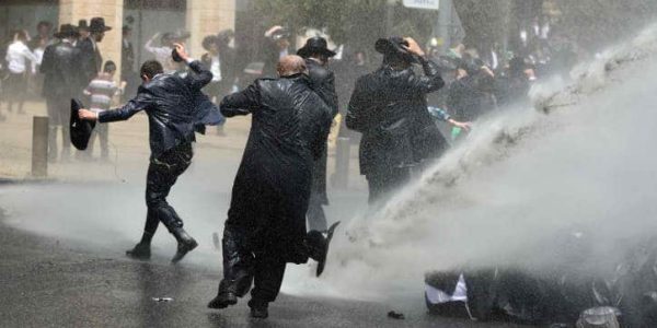 שימוש במכת"זית בהפגנת חרדים /// צילום: פלאש 90