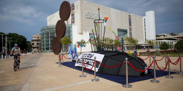 מתקן צוללת עם שלט שעליו כתוב "המדינה שוקעת עם ביבי", בכיכר הבימה בתל אביב במחאה על המלצות המשטרה בפרשת הצוללות | צילום: מרים אלסטר/פלאש90