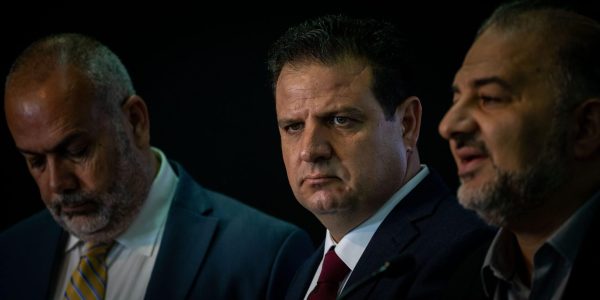 מנסור עבאס עם חבריו ל'רשימה המשותפת' בימים לפני שהתפלג עם רע"מ // צילום: יונתן סינדל - פלאש 90