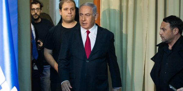 נתניהו וסביבתו. צילום: יונתן סינדל - FLASH 90