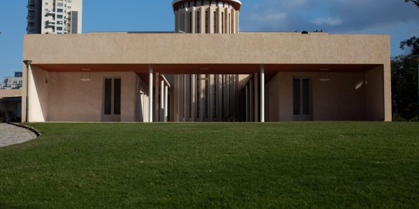 The Weizmann House, home of the first President of Israel, Chaim Weizmann, atop on a hill in Rehovot, and part of the Weizmann Institute of Science. The house was designed by Jewish architect Erich Mendelsohn. January 10, 2020. Photo by Hadas Parush/Flash90 *** Local Caption *** רחובות
מכון וויצמן למדע
מדע
וילה
בית
חיים וויצמן
הנשיא
בניין
מבנה