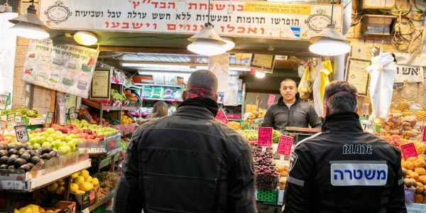 שוטרי משטרת ישראל בשוק 'מחנה יהודה' מחלקים דוחות למי שלא עומד בהנחיות הקורונה | צילום: אוליבייה פיטוסי / פלאש 90