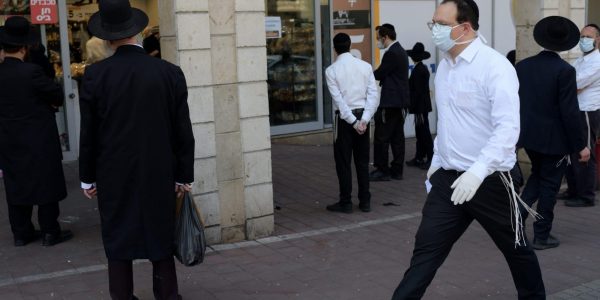 חרדים בבני ברק בזמן משבר הקורונה צילום: גילי יערי /פלאש 90
