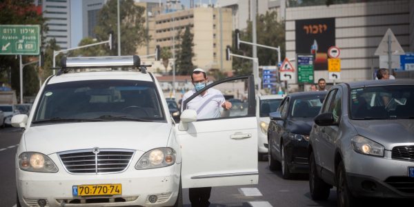 אזרחים עומדים בצפירה. אילוסטרציה // צילום: פלאש 90