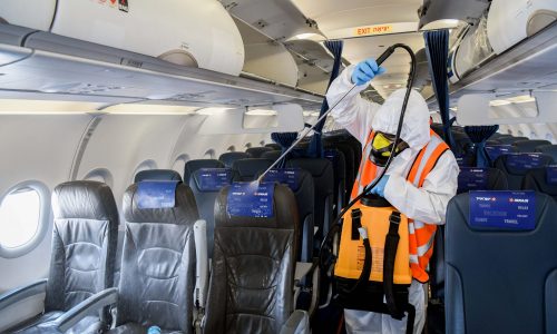 עובד נמל התעופה מחטא מטוס נוסעים לקראת טיסה בשגרת הקורונה - צילום יוסי זליגר / Flash90